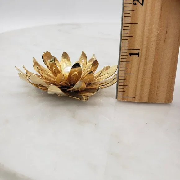 Vtg 1960s Emmons Goldtone Blooming Dahlia Flower Petal Brooch Faux Pearl Center - Picture 7 of 14